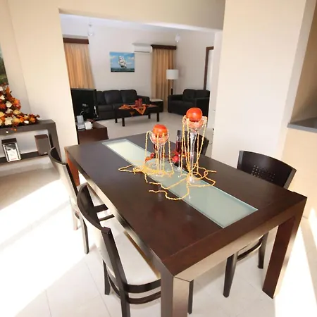 Seaside 2-bedroom With Private Pool, Garden Wifi Your Perfect Escape Villa *