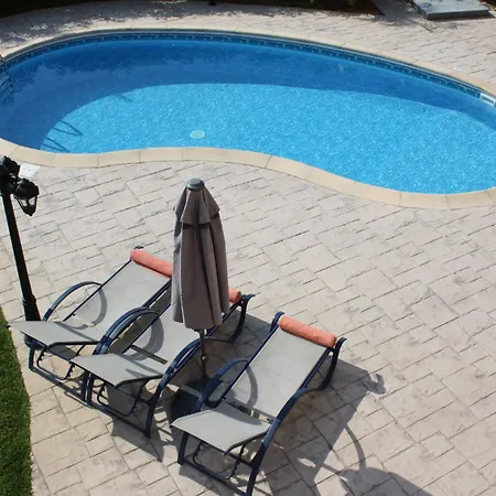 Seaside 2-bedroom With Private Pool, Garden Wifi Your Perfect Escape *