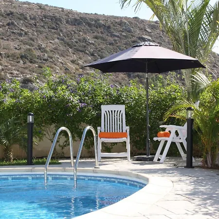 Seaside 2-bedroom With Private Pool, Garden Wifi Your Perfect Escape *